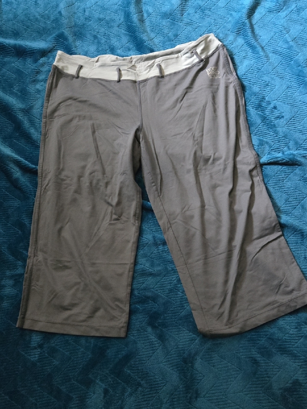 La Vie En Rose Gray Cropped Yoga Capris with Cream Waistband